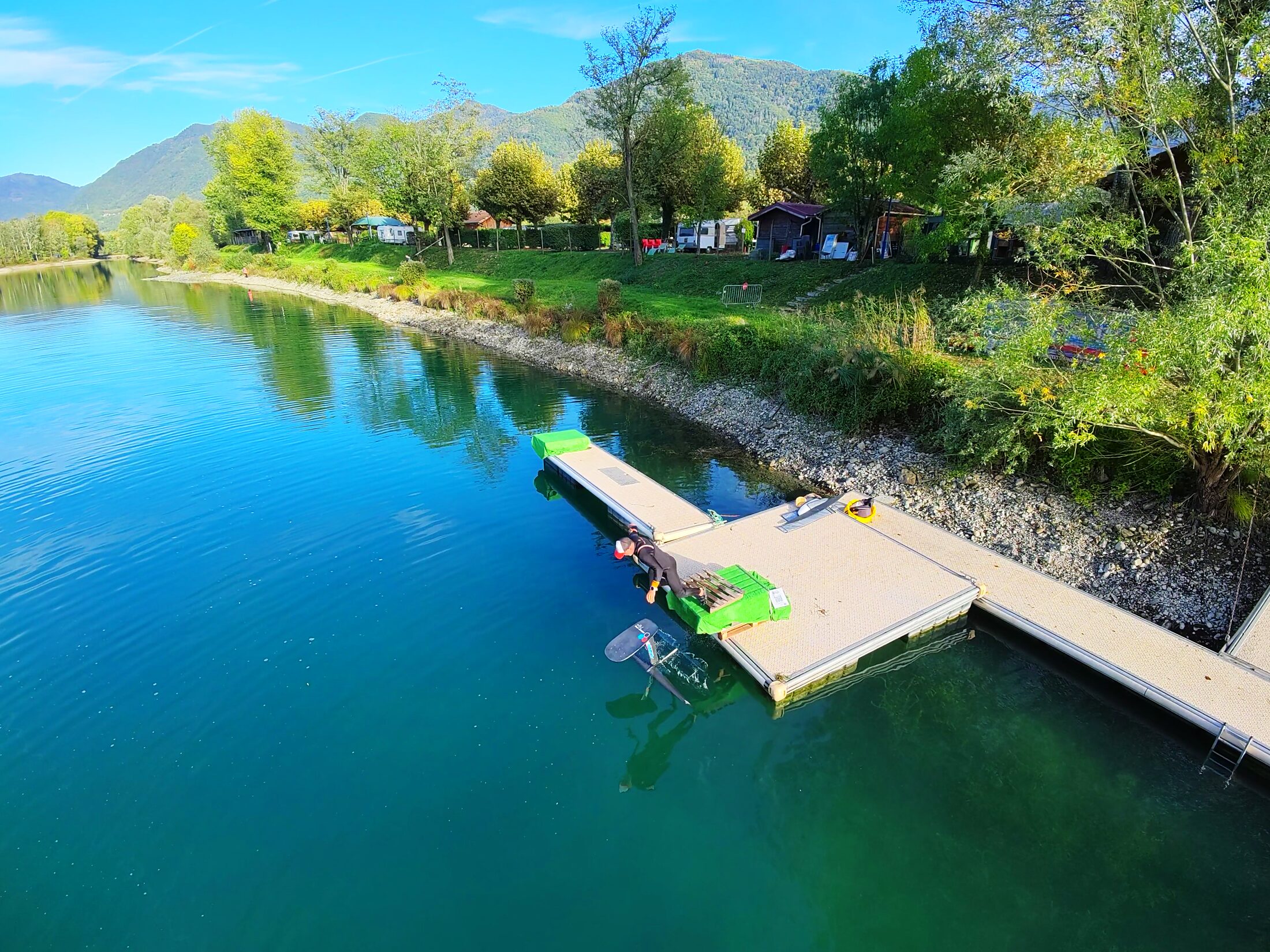 L'eau verte du lac et le ponton